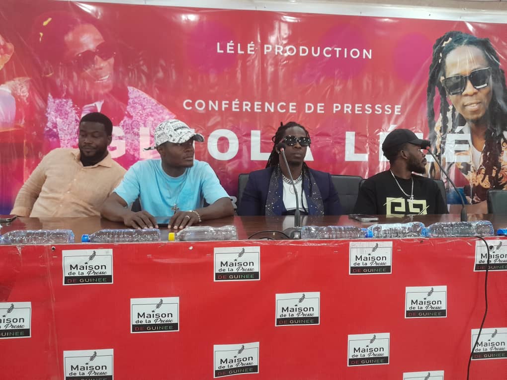 L'artiste Ginola en conférence de presse