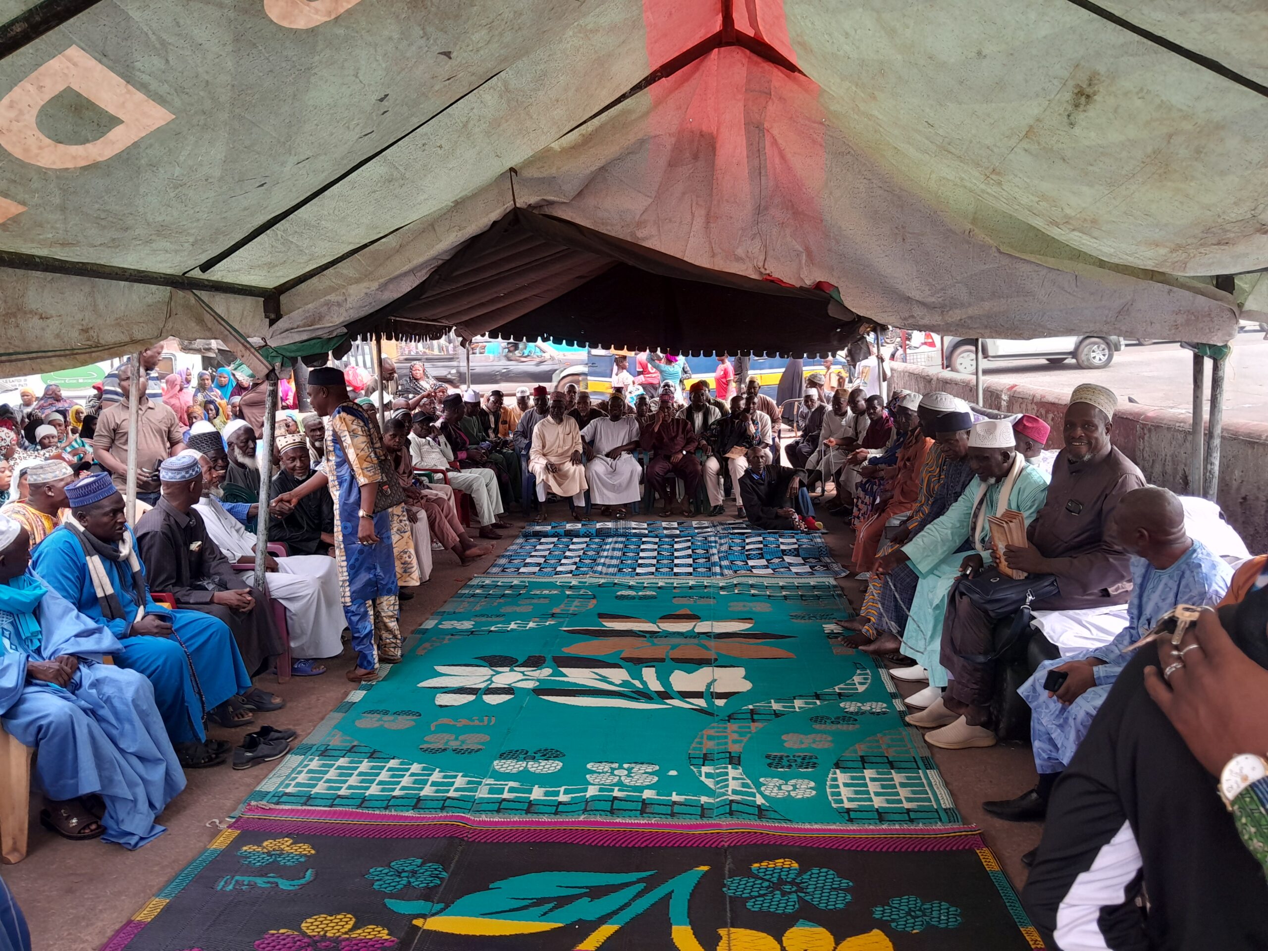 Les se réunissent pour la lecture du Saint-Coran au marché d'Entag