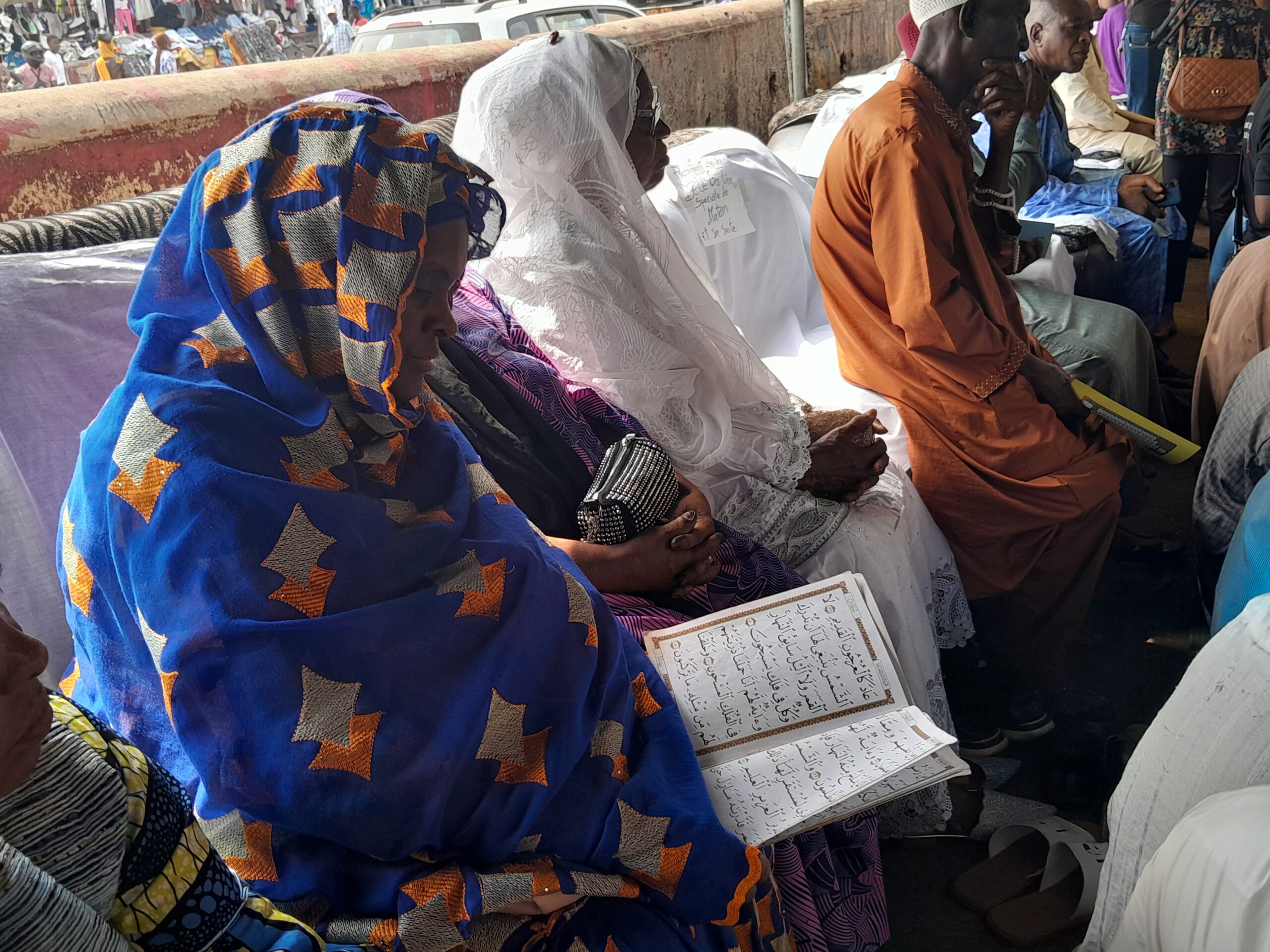 Une femme en train de lire le Saint-Coran