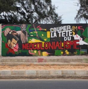 Sénégal : Un graffiti protestataire contre le néocolonialisme.