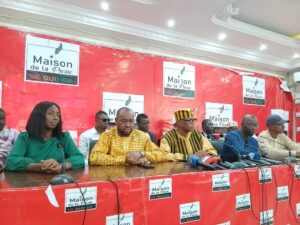 L'exclusion de l'UFDG: CERAG-UFDG inquiet, lance un appel pressant au parti (déclaration) Après L'exclusion de Joachim Baba MILLIMOUNO, le cercle d'ami de Gaoual CERAG-UFDG à travers une déclaration lu par son prèsident, a denoncé pour la gestion qui mene aux crises rejetée au sein du parti. Réuni à la maison de la presse, ce lundi 14 avril 2025, le CERAG-UFDG a invité les militants et sympathisants du parti aux respect des texte qui resident le parti et recommandé le renouvellement des instances dans le but de le pereniser. Ci dessous l'intégration de la déclaration: “Mesdames, Messieurs Aujourd'hui, I 'Union des Forces Démocratiques de Guinée (UFDG) traverse une période critique, marquée par des crises internes, des décisions judiciaires complexes et des pressions institutionnelles. Ces défis doivent être perçus comme une opportunité de réflexion et de transformation et non comme une raison de découragement, encore moins de divisions. C'est pour cette raison que nous avons tenu à vous inviter pour lancer un appel à sauver l'UFDG et empêcher sa suspension ou sa dissolution. 1. Le CERAG-UFDG, mouvement réformateur comme solution Le Cercle des Amis de Gaoual (CERAG-UFDG) se positionne comme une force de proposition et de réforme au sein de notre parti. Ce mouvement, né de la volonté de dépasser les blocages structurels et les divisions internes, incarne une vision novatrice pour l'UFDG, Le CERAG-UFDG appelle à une refonte des textes statutaires, à un renouvellement des instances dirigeantes et à une dépersonnalisation du leadership. Ces réformes sont essentielles pour adapter le parti aux réalités politiques actuelles et répondre aux attentes d'une jeunesse avide de renouveau. Le CERAG-UFDG n'est pas une opposition interne, mais une solution pour redynamiser l'UFDG et lui permettre de retrouver sa place centrale dans le paysage politique guinéen. 2. L'UFDG des militants au-delà des radicaux, des exclusions et du clanisme L'UFDG ne peut se réduire à des luttes de clans ou à des exclusions arbitraires. Notre parti est avant tout celui des militants, des citoyens qui croient en une Guinée démocratique, juste et prospère, Nous dénonçons avec véhémence la dictature de la pensée unique qui étouffe les débats internes et fragilise notre cohésion. Les récents événements, notamment la révocation de leur fonction des cadres du parti dont la plupart sont du Conseil politique montrent, non seulement la panique mais aussi la pratique dictatoriale qui règnent au sommet de l'UFDG. Nous convient tous ces cadres à se donner la main ben nous rejoignant pour achever l'œuvre de réforme. Les décisions d'exclusion, de retrait de titre ou de fonction ont, vous les savez tous, motivées par un mémorandum jugé subversif par certains radicaux. Cet jugement de valeur traduit une intolérance inquiétante envers la diversité des opinions. Nous exprimons notre soutien indéfectible à Monsieur Joachim Baba MILLIMOUNO et à Monsieur Samuel Kourouma. L'engagement, la compétence et le dévouement des cadres exclus ou démis ne doivent pas être éclipsés par des comportements anti-démocratique de nostalgiques d'un pouvoir inique qu'ils ont toujours servi. Nous saluons également le courage, la clairvoyance et la sincérité des secrétaires fédéraux signataires du mémorandum adressé au président du parti. Leur démarche reflète le souci de vérité et de réforme de l'UFDG. Cependant, nous fustigeons avec fermeté la fuite de ce document, qui était censé rester confidentiel, et dénonçons les manœuvres dilatoires et honteuses orchestrées par la direction du parti. Ces manipulations, visant à faire plier certains secrétaires fédéraux et à solliciter des déclarations de fidélité pour masquer une réalité évidente, ne font qu'aggraver les tensions internes. 3. Appel pour un sursaut salvateur Face à ces défis, nous lançons un appel solennel à tous les militants, cadres et sympathisants de L'UFDG: un sursaut salvateur est nécessaire. Nous devons nous rassembler autour d'une vision commune, mettre de côté nos différends et travailler ensemble pour renforcer notre parti Le moratoire de 45 jours donné par le MATD et la décision du tribunal de Dixinn ne doivent pas être des obstacles insurmontables. Au contraire, ils doivent nous pousser à agir avec responsabilité et détermination. L'UFDG a toujours été une force de résistance et de proposition. Aujourd'hui, plus que jamais, nous devons prouver notre capacité à évoluer, à nous adapter et à surmonter les crises, Conclusion L'UFDG est à la croisée des chemins. Ce moment charnière exige de nous courage, lucidité et unité. Le CERAG-UFDG, en tant que mouvement réformateur, offre une voie vers le renouveau. Ensemble, dépassons les divisions et les exclusions pour bâtir un parti fort, inclusif et tourné vers l'avenir. Nous réaffirmons notre soutien à tous ceux qui, comme Honorable Cellou BALDÉ, Maladho DIALLO Joachim Baba MILLIMOUNO, Samuel Kourouma et les secrétaires fédéraux signataires du mémorandum sont victimes du clanisme au sommet de l'UFDG. D'émettre de leur fonction des cadres pour leur choix, quand on ose affirmer soi-même être pour la liberté de choix n'est qu'une preuve de duperie que nous dénonçons avec véhémence. Nous invitons tous les cadres et, ils sont nombreux à franchir le pas. Nous, l'avons fait dès la première heure, les cadres cités n'ont pas plus hésité à leur faire malgré les menaces, les diffamations. Nous disons aux militants que le communisme est mort et qu'il ne renaîtra pas à l'UFDG. La féodalisme installée au sein de l'UFDG à travers le muselage des cadres et le lavage des cerveaux des militants ne saurait prospère désormais. Démocratique s'appelle l'UFDG, démocratique sera et restera le Parti. Nous y veillerons car tel est le but et la finalité de notre combat Je vous remercie Conakry lec 14 avril 2025