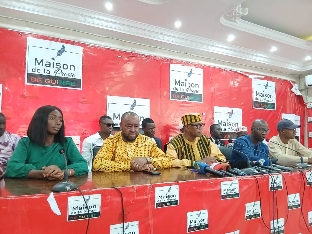 L'exclusion de l'UFDG: CERAG-UFDG inquiet, lance un appel pressant au parti (déclaration) Après L'exclusion de Joachim Baba MILLIMOUNO, le cercle d'ami de Gaoual CERAG-UFDG à travers une déclaration lu par son prèsident, a denoncé pour la gestion qui mene aux crises rejetée au sein du parti. Réuni à la maison de la presse, ce lundi 14 avril 2025, le CERAG-UFDG a invité les militants et sympathisants du parti aux respect des texte qui resident le parti et recommandé le renouvellement des instances dans le but de le pereniser. Ci dessous l'intégration de la déclaration: “Mesdames, Messieurs Aujourd'hui, I 'Union des Forces Démocratiques de Guinée (UFDG) traverse une période critique, marquée par des crises internes, des décisions judiciaires complexes et des pressions institutionnelles. Ces défis doivent être perçus comme une opportunité de réflexion et de transformation et non comme une raison de découragement, encore moins de divisions. C'est pour cette raison que nous avons tenu à vous inviter pour lancer un appel à sauver l'UFDG et empêcher sa suspension ou sa dissolution. 1. Le CERAG-UFDG, mouvement réformateur comme solution Le Cercle des Amis de Gaoual (CERAG-UFDG) se positionne comme une force de proposition et de réforme au sein de notre parti. Ce mouvement, né de la volonté de dépasser les blocages structurels et les divisions internes, incarne une vision novatrice pour l'UFDG, Le CERAG-UFDG appelle à une refonte des textes statutaires, à un renouvellement des instances dirigeantes et à une dépersonnalisation du leadership. Ces réformes sont essentielles pour adapter le parti aux réalités politiques actuelles et répondre aux attentes d'une jeunesse avide de renouveau. Le CERAG-UFDG n'est pas une opposition interne, mais une solution pour redynamiser l'UFDG et lui permettre de retrouver sa place centrale dans le paysage politique guinéen. 2. L'UFDG des militants au-delà des radicaux, des exclusions et du clanisme L'UFDG ne peut se réduire à des luttes de clans ou à des exclusions arbitraires. Notre parti est avant tout celui des militants, des citoyens qui croient en une Guinée démocratique, juste et prospère, Nous dénonçons avec véhémence la dictature de la pensée unique qui étouffe les débats internes et fragilise notre cohésion. Les récents événements, notamment la révocation de leur fonction des cadres du parti dont la plupart sont du Conseil politique montrent, non seulement la panique mais aussi la pratique dictatoriale qui règnent au sommet de l'UFDG. Nous convient tous ces cadres à se donner la main ben nous rejoignant pour achever l'œuvre de réforme. Les décisions d'exclusion, de retrait de titre ou de fonction ont, vous les savez tous, motivées par un mémorandum jugé subversif par certains radicaux. Cet jugement de valeur traduit une intolérance inquiétante envers la diversité des opinions. Nous exprimons notre soutien indéfectible à Monsieur Joachim Baba MILLIMOUNO et à Monsieur Samuel Kourouma. L'engagement, la compétence et le dévouement des cadres exclus ou démis ne doivent pas être éclipsés par des comportements anti-démocratique de nostalgiques d'un pouvoir inique qu'ils ont toujours servi. Nous saluons également le courage, la clairvoyance et la sincérité des secrétaires fédéraux signataires du mémorandum adressé au président du parti. Leur démarche reflète le souci de vérité et de réforme de l'UFDG. Cependant, nous fustigeons avec fermeté la fuite de ce document, qui était censé rester confidentiel, et dénonçons les manœuvres dilatoires et honteuses orchestrées par la direction du parti. Ces manipulations, visant à faire plier certains secrétaires fédéraux et à solliciter des déclarations de fidélité pour masquer une réalité évidente, ne font qu'aggraver les tensions internes. 3. Appel pour un sursaut salvateur Face à ces défis, nous lançons un appel solennel à tous les militants, cadres et sympathisants de L'UFDG: un sursaut salvateur est nécessaire. Nous devons nous rassembler autour d'une vision commune, mettre de côté nos différends et travailler ensemble pour renforcer notre parti Le moratoire de 45 jours donné par le MATD et la décision du tribunal de Dixinn ne doivent pas être des obstacles insurmontables. Au contraire, ils doivent nous pousser à agir avec responsabilité et détermination. L'UFDG a toujours été une force de résistance et de proposition. Aujourd'hui, plus que jamais, nous devons prouver notre capacité à évoluer, à nous adapter et à surmonter les crises, Conclusion L'UFDG est à la croisée des chemins. Ce moment charnière exige de nous courage, lucidité et unité. Le CERAG-UFDG, en tant que mouvement réformateur, offre une voie vers le renouveau. Ensemble, dépassons les divisions et les exclusions pour bâtir un parti fort, inclusif et tourné vers l'avenir. Nous réaffirmons notre soutien à tous ceux qui, comme Honorable Cellou BALDÉ, Maladho DIALLO Joachim Baba MILLIMOUNO, Samuel Kourouma et les secrétaires fédéraux signataires du mémorandum sont victimes du clanisme au sommet de l'UFDG. D'émettre de leur fonction des cadres pour leur choix, quand on ose affirmer soi-même être pour la liberté de choix n'est qu'une preuve de duperie que nous dénonçons avec véhémence. Nous invitons tous les cadres et, ils sont nombreux à franchir le pas. Nous, l'avons fait dès la première heure, les cadres cités n'ont pas plus hésité à leur faire malgré les menaces, les diffamations. Nous disons aux militants que le communisme est mort et qu'il ne renaîtra pas à l'UFDG. La féodalisme installée au sein de l'UFDG à travers le muselage des cadres et le lavage des cerveaux des militants ne saurait prospère désormais. Démocratique s'appelle l'UFDG, démocratique sera et restera le Parti. Nous y veillerons car tel est le but et la finalité de notre combat Je vous remercie Conakry lec 14 avril 2025