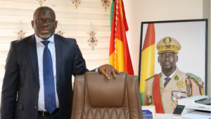 Programme Cadre de Renforcement des Capacités du MEF : les autorités lancent un appel aux partenaires techniques et financiers pour mobiliser 22 millions de dollars Le Programme Cadre de Renforcement des Capacités (PCRC) a été officiellement lancé à Conakry par le ministère de l’Économie et des Finances ce lundi 22 avril 2025. L’objectif de ce programme national, qui s’étendra sur la période 2025-2027, est de renforcer les compétences des cadres du ministère ainsi que celles des institutions relevant du pool économique et financier. Ce projet est soutenu et financé en partie par le Programme des Nations Unies pour le Développement (PNUD). Le PCRC bénéficie également de la collaboration active d’autres partenaires techniques et financiers (PTF), notamment la Banque mondiale, la Banque islamique de développement (BID) et la Banque africaine de développement (BAD). Le consultant chargé de l’élaboration du programme, Ibrahima Sory Diallo, a présenté le contexte de mise en œuvre, les axes stratégiques retenus, les résultats attendus, ainsi que les défis liés à la mobilisation des ressources. Il a également souligné l’importance des mécanismes de coordination, de suivi-évaluation et de plaidoyer pour assurer le succès du programme. « À ce jour, une enveloppe de 2,6 millions de dollars américains a déjà été mobilisée pour démarrer les activités. Toutefois, le financement global du PCRC est estimé à plus de 22 millions de dollars, ce qui justifie l’appel lancé aux partenaires techniques et financiers pour combler le gap », a-t-il précisé.