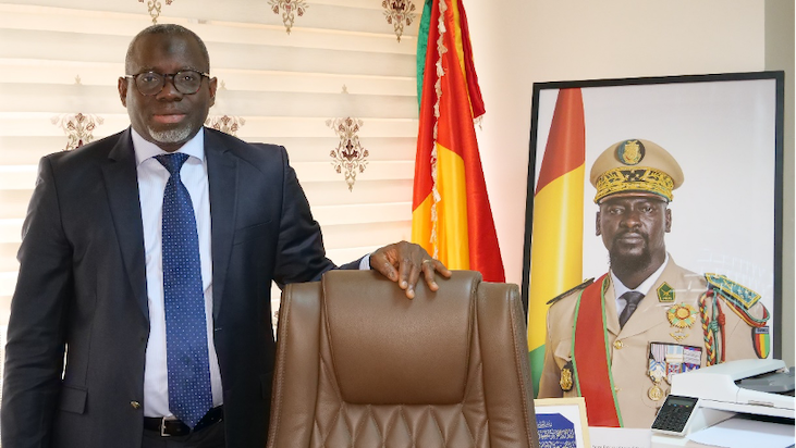 Programme Cadre de Renforcement des Capacités du MEF : les autorités lancent un appel aux partenaires techniques et financiers pour mobiliser 22 millions de dollars Le Programme Cadre de Renforcement des Capacités (PCRC) a été officiellement lancé à Conakry par le ministère de l’Économie et des Finances ce lundi 22 avril 2025. L’objectif de ce programme national, qui s’étendra sur la période 2025-2027, est de renforcer les compétences des cadres du ministère ainsi que celles des institutions relevant du pool économique et financier. Ce projet est soutenu et financé en partie par le Programme des Nations Unies pour le Développement (PNUD). Le PCRC bénéficie également de la collaboration active d’autres partenaires techniques et financiers (PTF), notamment la Banque mondiale, la Banque islamique de développement (BID) et la Banque africaine de développement (BAD). Le consultant chargé de l’élaboration du programme, Ibrahima Sory Diallo, a présenté le contexte de mise en œuvre, les axes stratégiques retenus, les résultats attendus, ainsi que les défis liés à la mobilisation des ressources. Il a également souligné l’importance des mécanismes de coordination, de suivi-évaluation et de plaidoyer pour assurer le succès du programme. « À ce jour, une enveloppe de 2,6 millions de dollars américains a déjà été mobilisée pour démarrer les activités. Toutefois, le financement global du PCRC est estimé à plus de 22 millions de dollars, ce qui justifie l’appel lancé aux partenaires techniques et financiers pour combler le gap », a-t-il précisé.