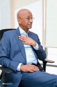 Je félicite vivement les éminents avocats et magistrats qui sont récemment montés au créneau pour dénoncer, d’un ton ferme et résolu, des hommes de loi qui violent allègrement leurs serments et contreviennent à l’obligation de réserve que leur imposent leur statut et la déontologie de leur profession. Il y a lieu d’encourager l’éveil des consciences en marche et d’appeler à un sursaut citoyen et patriotique de chacun et de tous face à toutes les dérives en cours dans notre pays. Il n’est plus possible de se taire devant les pratiques qui ruinent nos acquis et déshonorent la République, au risque d’en être complices par notre résignation et notre silence. La Guinée est au-dessus de tout, de tout le monde. La défense de son image et de sa dignité est aussi l’affaire de tous. Une poignée d’individus, mûs par des intérêts égoïstes et mercantilistes, gagnés par l’ivresse du pouvoir, ne peuvent donc continuer à dicter leurs lois et prendre en otage le destin de notre peuple. Ils ne se sentent forts et tout permis que parce qu’on les laisse faire sans leur opposer aucune résistance digne de ce nom. Sinon, ils savent qu’ils sont loin d’être majoritaires ni ne peuvent revendiquer la moindre légitimité. Ils ne comptent que sur la force des armes et le recours à la corruption pour se donner l’illusion de venir à bout de notre résistance et de sceller notre capitulation individuelle et collective. On sait tous que les imposteurs cherchent toujours à se donner une image trompeuse et à cultiver de fausses apparences de popularité et de légitimité. Tout le monde est convaincu que l’édifice du mensonge et de la manipulation, qui, du reste, n’ébranle personne, ne tardera pas à s’effondrer comme un château de cartes. En attendant, les syndicats, les médias, les acteurs politiques, les citoyens, bref, toutes les composantes de la nation, doivent s’opposer ensemble au règne de l’arbitraire et à l’instauration d’une nouvelle dictature pour que l’imposture ne passe pas, que la forfaiture ne triomphe pas. Ensemble, unis et solidaires, nous vaincrons.