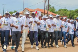 Télémele : Forte mobilisation en faveur de la candidature du Général Mamadi Doumbouya La préfecture de Télémele a officiellement exprimé, ce samedi 3 mai, son soutien à la candidature du Général Mamadi Doumbouya. À l’initiative des autorités locales, une marche pacifique a réuni des milliers de citoyens venus réaffirmer leur appui au Chef de l’État, en reconnaissance de ses actions et des acquis obtenus depuis le début de la transition. L’événement a connu la présence remarquée de plusieurs membres du gouvernement. Le Ministre de l’Économie et des Finances, M. Mourana Soumah, a pris part à la marche aux côtés de son collègue, le Ministre de la Santé, Dr Oumar Diouhet Bah. Ils étaient accompagnés par le conseiller et consultant du MEF, du Directeur Général du Fonds Spécial d’Investissement, M. Thierno Ibrahima Bah et de plusieurs autres cadres Sous l’œil vigilant du Ministre de la Sécurité et de la Protection Civile, M. Bachir Diallo, M. Fana Soumah Ministre de l Information et de la Communication et de la Générale Aminata Diallo, porte-parole du CNRD, et de la grande sœur du Président. la cérémonie s’est déroulée dans un climat d’enthousiasme et de ferveur populaire. Dans son discours, le Préfet de Télémele, Colonel Lamarana Diallo, s’est exprimé au nom des populations locales pour saluer la présence des autorités nationales et témoigner de l’adhésion massive des citoyens à cette dynamique. Le Gouverneur de la région de Kindia, plusieurs préfets et hauts cadres guinéens ont également honoré de leur présence cette manifestation de grande envergure. La mobilisation s’est poursuivie par une marche populaire de plus de dix kilomètres, depuis le centre-ville jusqu’au stade préfectoral. Autorités administratives, sages, jeunes et femmes ont marché ensemble, traduisant l’unité et la détermination de la population de Télémele. L’implication active du Ministre Mourana Soumah a été particulièrement saluée. Son engagement aux côtés des autres membres du gouvernement a ravivé l’espoir des populations, notamment en ce qui concerne les questions d’infrastructures routières et d’accès à l’électricité. Les allocutions du Préfet et du Ministre de la Santé ont, elles aussi, renforcé la confiance des citoyens. Tous deux ont réaffirmé leur engagement à accompagner les aspirations légitimes de la population et à soutenir la vision portée par le Général Mamadi Doumbouya. Fouta fotti fii Général Mamadi Doumbouya ! Tel était le slogan repris en chœur par les citoyens, venus nombreux témoigner leur loyauté et leur espoir en un avenir meilleur sous le leadership du Général Mamadi DOUMBOUYA. Cette mobilisation a été couronnée par la prestation de plusieurs artistes guinéens qui sont entre autres, Abdoulaye bereveté , Lega BAH, Mariama Kankalabe, binta Laly Sow , lama Sidibe, et N Boma. M. Thierno Ibrahima BAH a mobilisé plusieurs personnes pour la réussite de cette marche à Telemele. Il a beaucoup investi dans les relations de plusieurs projets au nom du Général Mamadi DOUMBOUYA