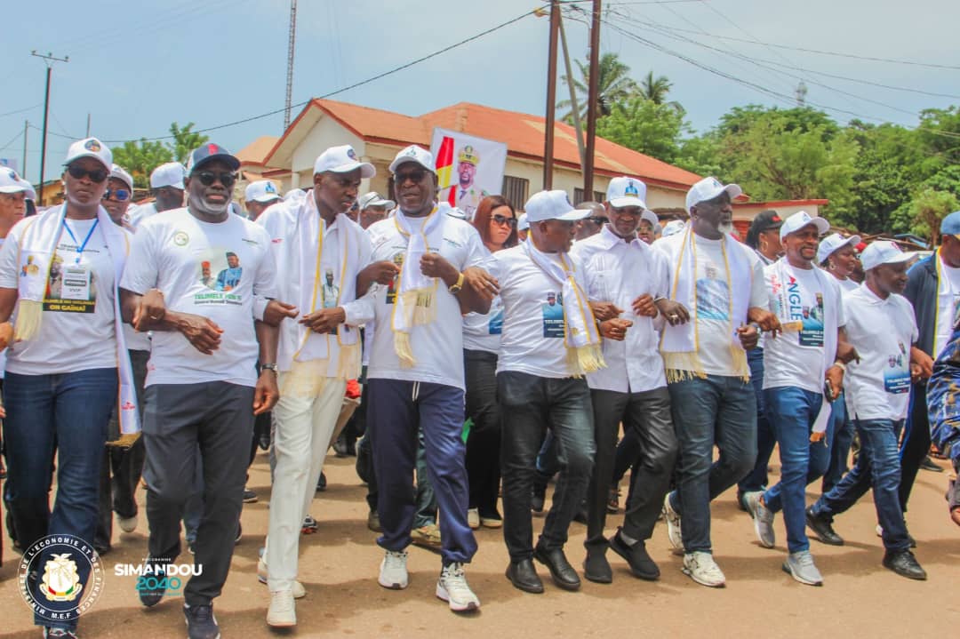 Télémele : Forte mobilisation en faveur de la candidature du Général Mamadi Doumbouya La préfecture de Télémele a officiellement exprimé, ce samedi 3 mai, son soutien à la candidature du Général Mamadi Doumbouya. À l’initiative des autorités locales, une marche pacifique a réuni des milliers de citoyens venus réaffirmer leur appui au Chef de l’État, en reconnaissance de ses actions et des acquis obtenus depuis le début de la transition. L’événement a connu la présence remarquée de plusieurs membres du gouvernement. Le Ministre de l’Économie et des Finances, M. Mourana Soumah, a pris part à la marche aux côtés de son collègue, le Ministre de la Santé, Dr Oumar Diouhet Bah. Ils étaient accompagnés par le conseiller et consultant du MEF, du Directeur Général du Fonds Spécial d’Investissement, M. Thierno Ibrahima Bah et de plusieurs autres cadres Sous l’œil vigilant du Ministre de la Sécurité et de la Protection Civile, M. Bachir Diallo, M. Fana Soumah Ministre de l Information et de la Communication et de la Générale Aminata Diallo, porte-parole du CNRD, et de la grande sœur du Président. la cérémonie s’est déroulée dans un climat d’enthousiasme et de ferveur populaire. Dans son discours, le Préfet de Télémele, Colonel Lamarana Diallo, s’est exprimé au nom des populations locales pour saluer la présence des autorités nationales et témoigner de l’adhésion massive des citoyens à cette dynamique. Le Gouverneur de la région de Kindia, plusieurs préfets et hauts cadres guinéens ont également honoré de leur présence cette manifestation de grande envergure. La mobilisation s’est poursuivie par une marche populaire de plus de dix kilomètres, depuis le centre-ville jusqu’au stade préfectoral. Autorités administratives, sages, jeunes et femmes ont marché ensemble, traduisant l’unité et la détermination de la population de Télémele. L’implication active du Ministre Mourana Soumah a été particulièrement saluée. Son engagement aux côtés des autres membres du gouvernement a ravivé l’espoir des populations, notamment en ce qui concerne les questions d’infrastructures routières et d’accès à l’électricité. Les allocutions du Préfet et du Ministre de la Santé ont, elles aussi, renforcé la confiance des citoyens. Tous deux ont réaffirmé leur engagement à accompagner les aspirations légitimes de la population et à soutenir la vision portée par le Général Mamadi Doumbouya. Fouta fotti fii Général Mamadi Doumbouya ! Tel était le slogan repris en chœur par les citoyens, venus nombreux témoigner leur loyauté et leur espoir en un avenir meilleur sous le leadership du Général Mamadi DOUMBOUYA. Cette mobilisation a été couronnée par la prestation de plusieurs artistes guinéens qui sont entre autres, Abdoulaye bereveté , Lega BAH, Mariama Kankalabe, binta Laly Sow , lama Sidibe, et N Boma. M. Thierno Ibrahima BAH a mobilisé plusieurs personnes pour la réussite de cette marche à Telemele. Il a beaucoup investi dans les relations de plusieurs projets au nom du Général Mamadi DOUMBOUYA